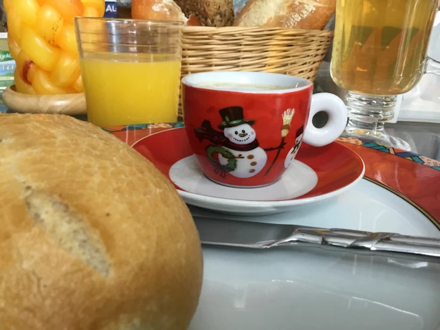 Frühstückstisch mit Schneemann-Kaffeetasse