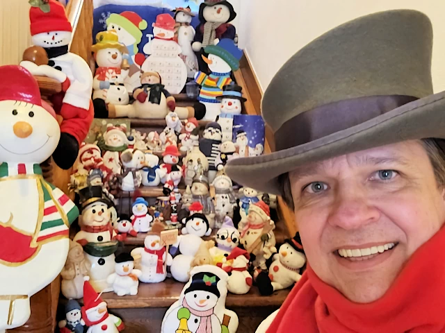 Cornelius Grätz vor einigen seiner Schneemänner
